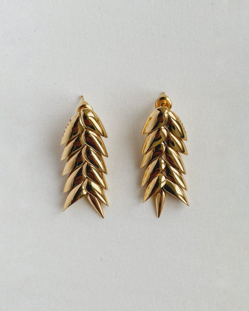 SPIKELET SHORT EARRINGS IN GOLD