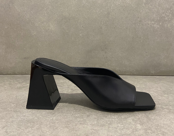 TASHA LEATHER SANDALS IN BLACK