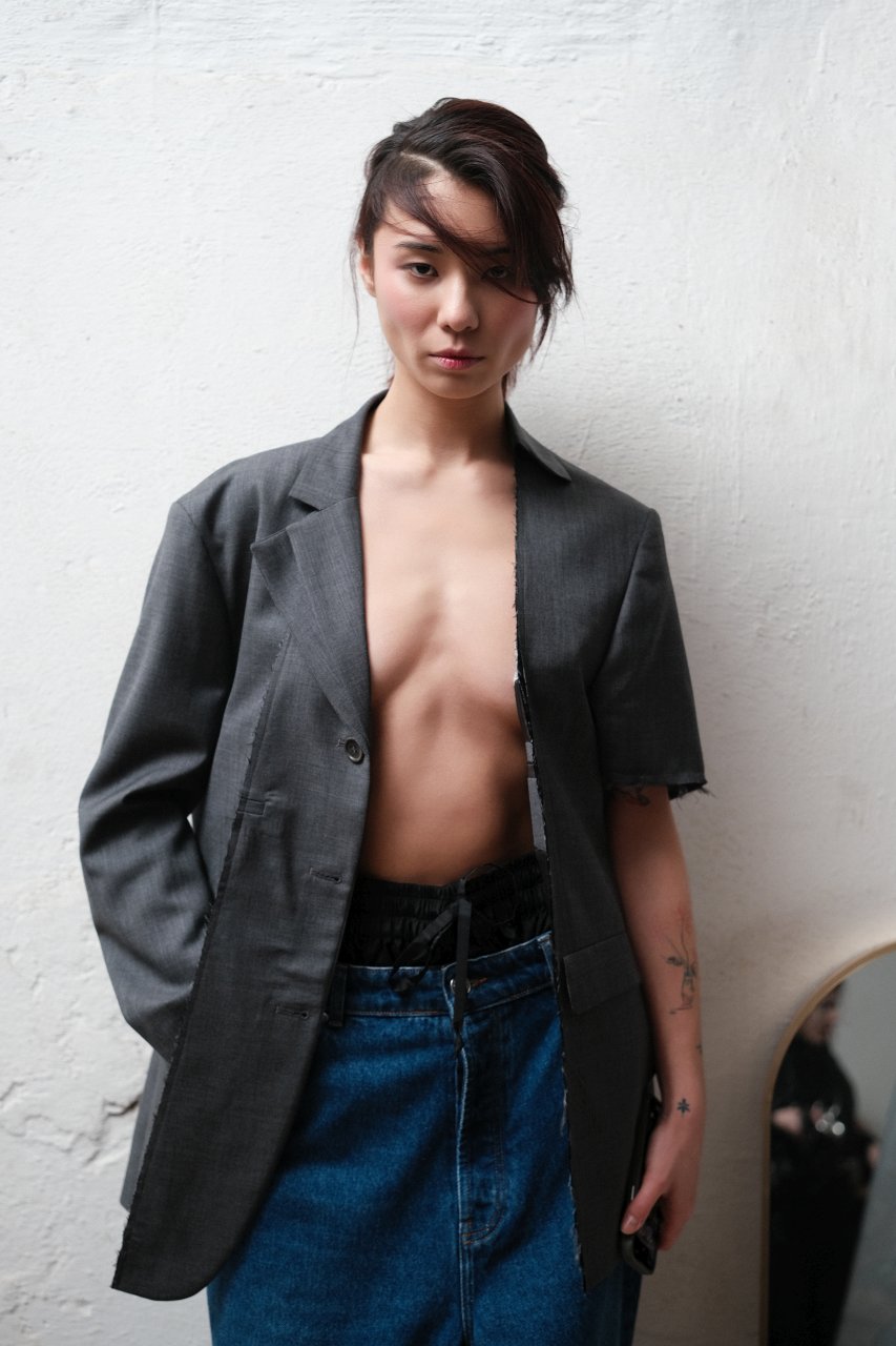ONE-SLEEVE BLAZER