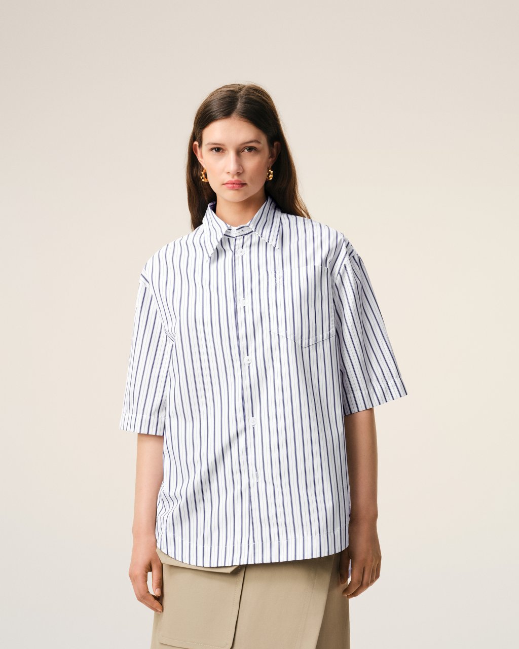 SHORT SLEEVE WIDE SHIRT WITH CAMP COLLAR AND PATCH POCKET IN BLANC/ENCRE