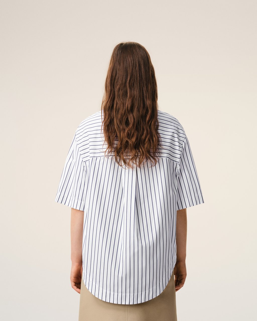 SHORT SLEEVE WIDE SHIRT WITH CAMP COLLAR AND PATCH POCKET IN BLANC/ENCRE