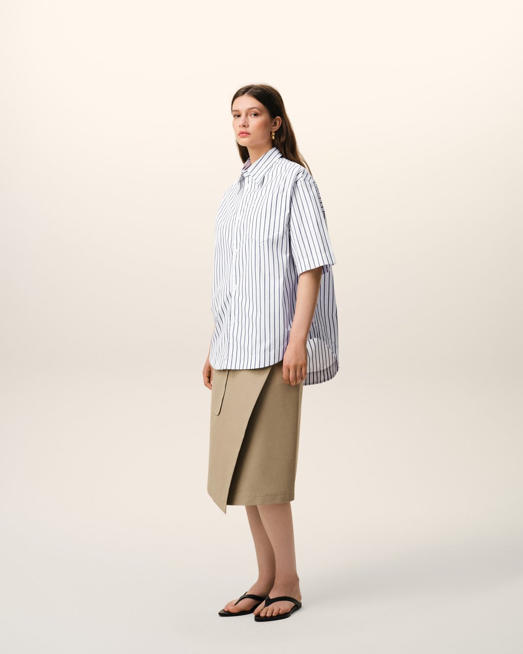 SHORT SLEEVE WIDE SHIRT WITH CAMP COLLAR AND PATCH POCKET IN BLANC/ENCRE