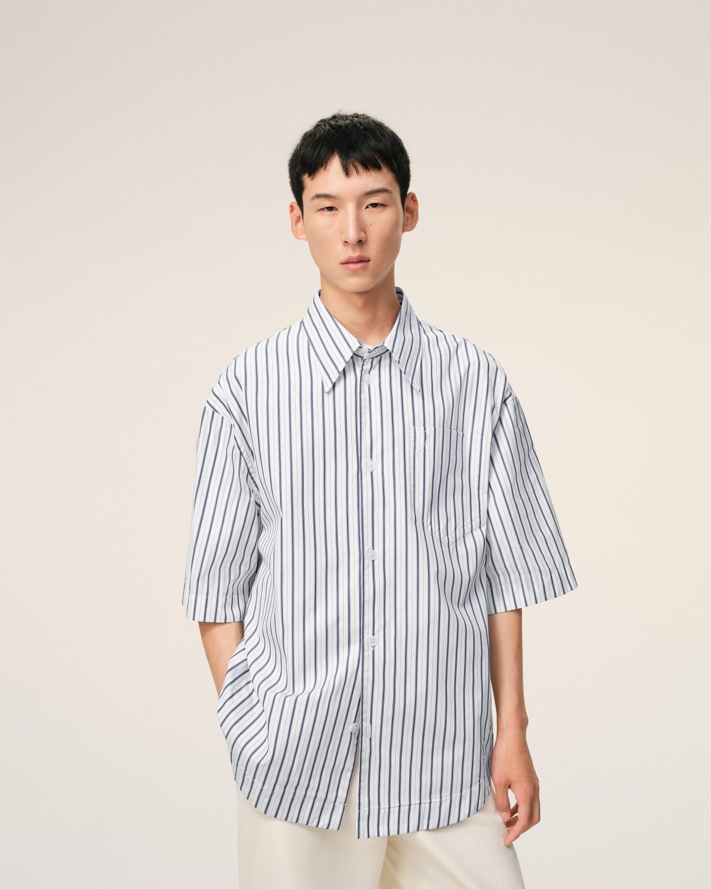 SHORT SLEEVE WIDE SHIRT WITH CAMP COLLAR AND PATCH POCKET IN BLANC/ENCRE