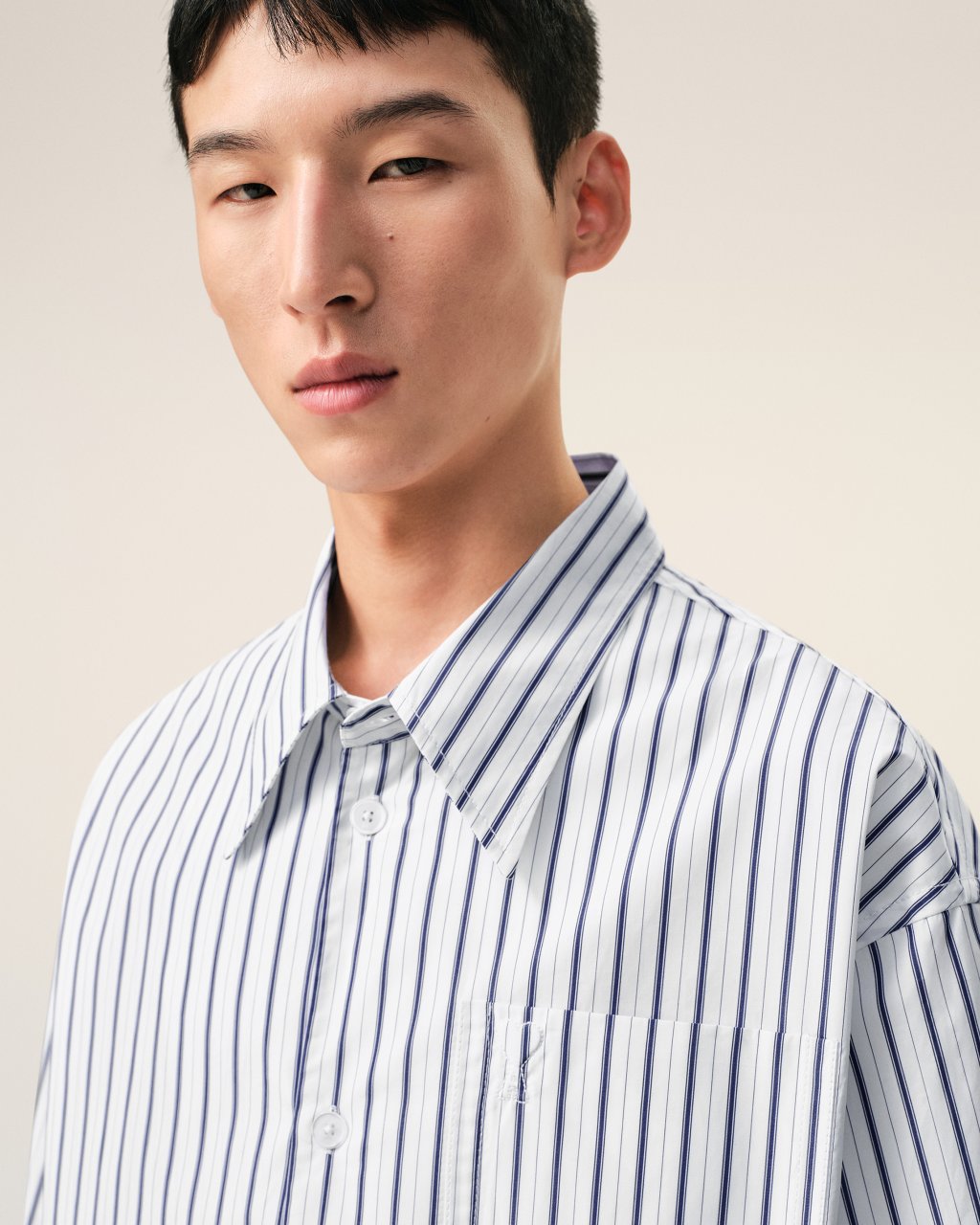 SHORT SLEEVE WIDE SHIRT WITH CAMP COLLAR AND PATCH POCKET IN BLANC/ENCRE