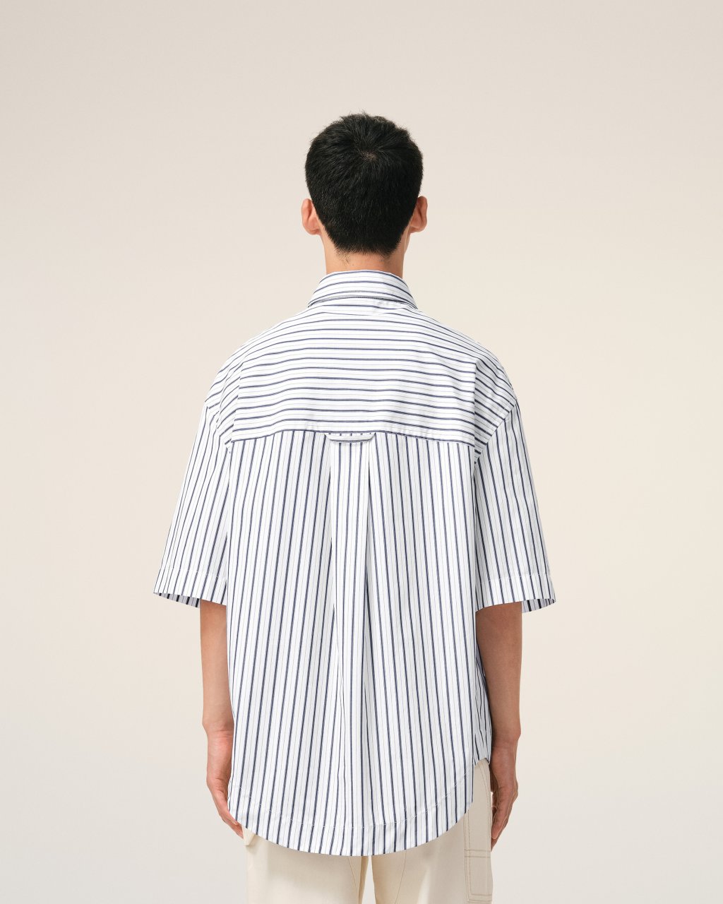 SHORT SLEEVE WIDE SHIRT WITH CAMP COLLAR AND PATCH POCKET IN BLANC/ENCRE