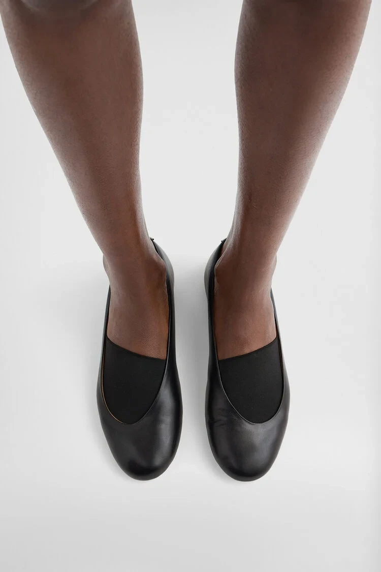 BALLERINA IN BLACK 