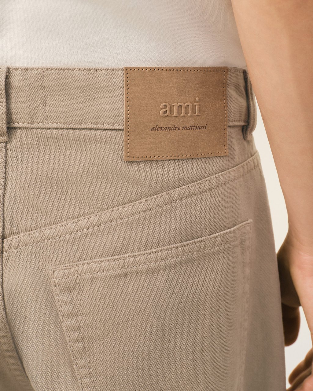 LARGE FIT JEANS IN BEIGE TAUPE 