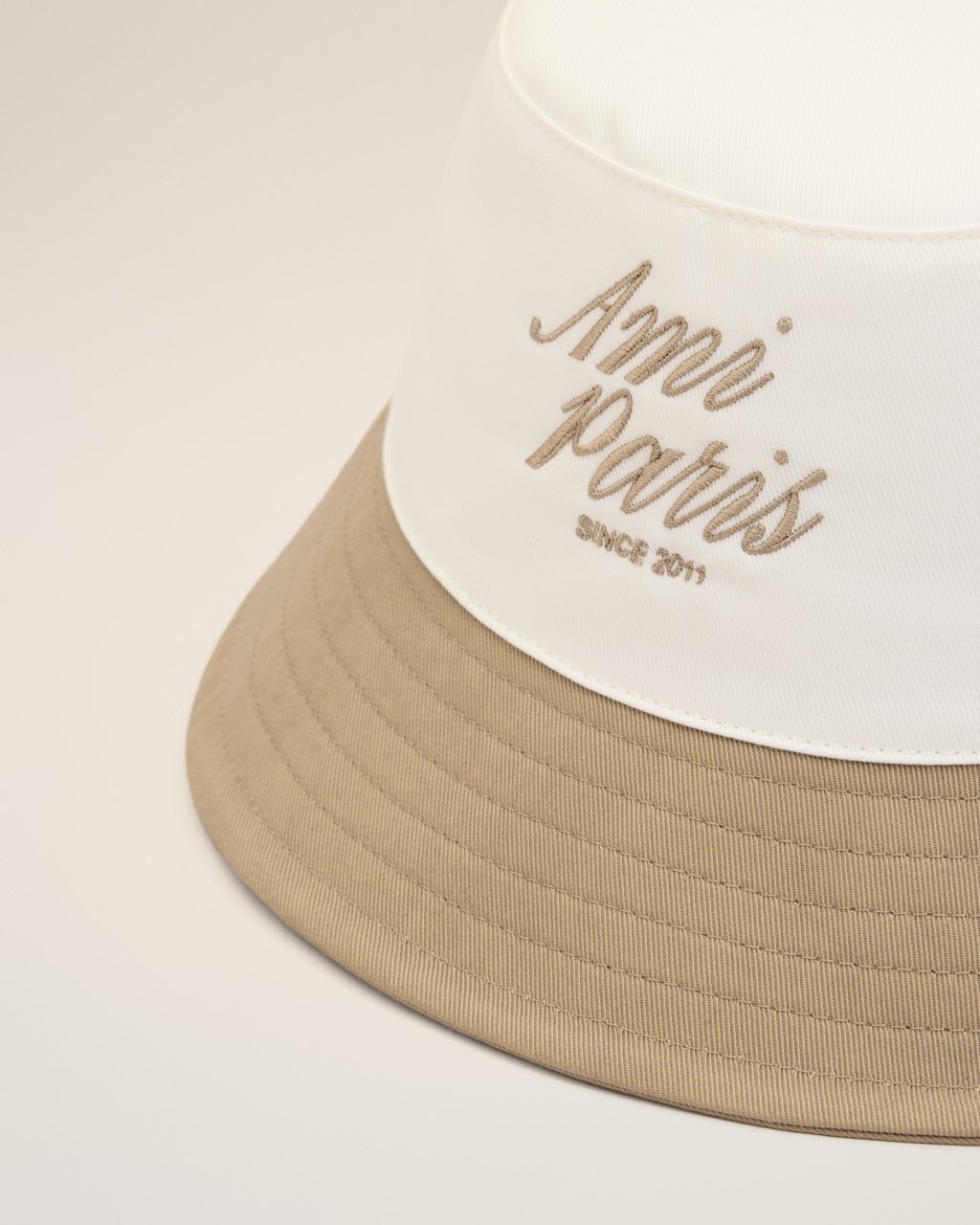 BICOLOR AMI PARIS HAT IN BEIGE TAUPE/BLANC CREME