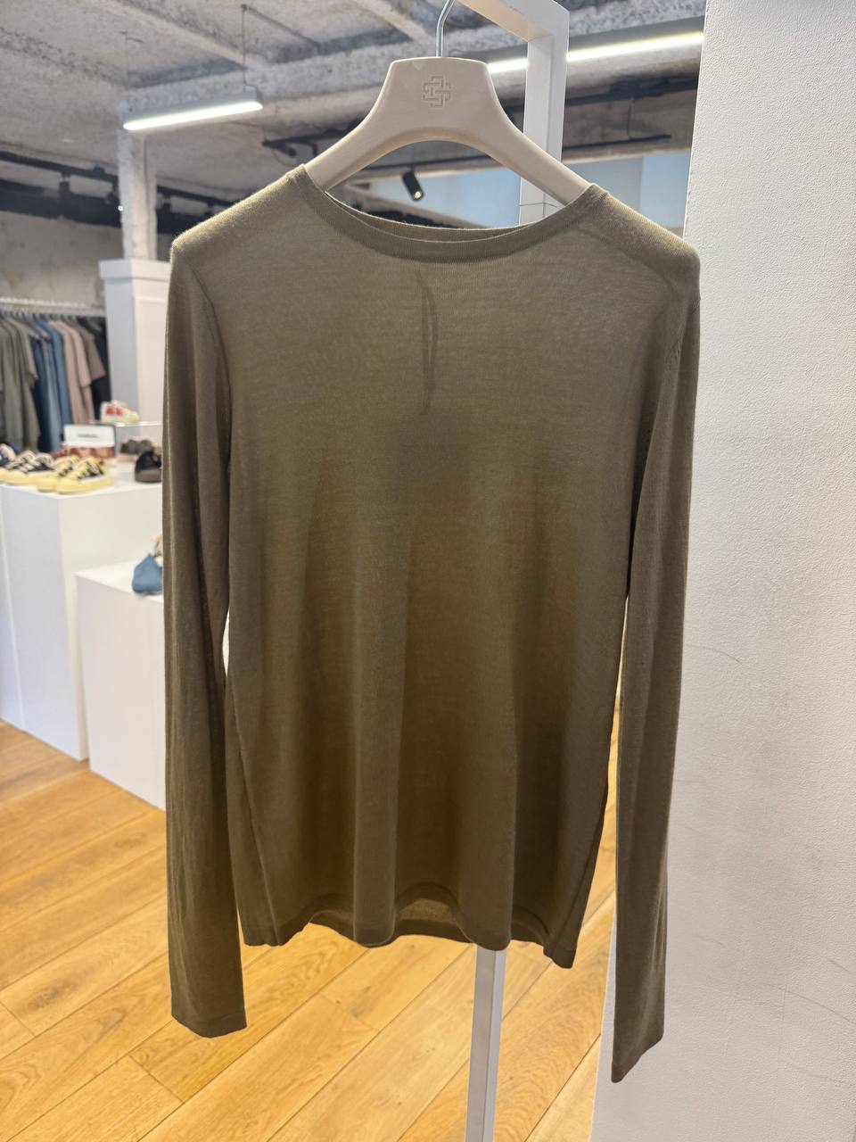 FEATHERLIGHT CREWNECK IN KHAKI