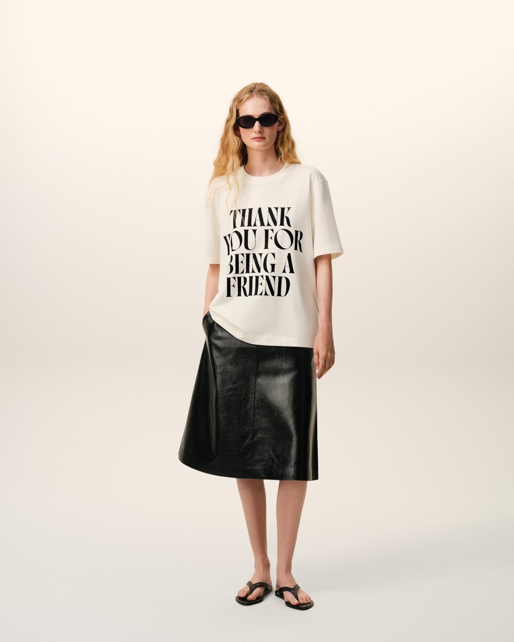 BOXY FIT SHORT SLEEVES TEESHIRT WITH SIGNATURE PRINT AT FRONT IN WHITE CREAM 
