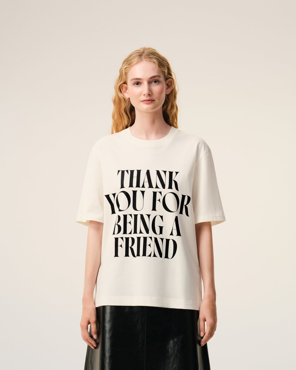 BOXY FIT SHORT SLEEVES TEESHIRT WITH SIGNATURE PRINT AT FRONT IN WHITE CREAM 