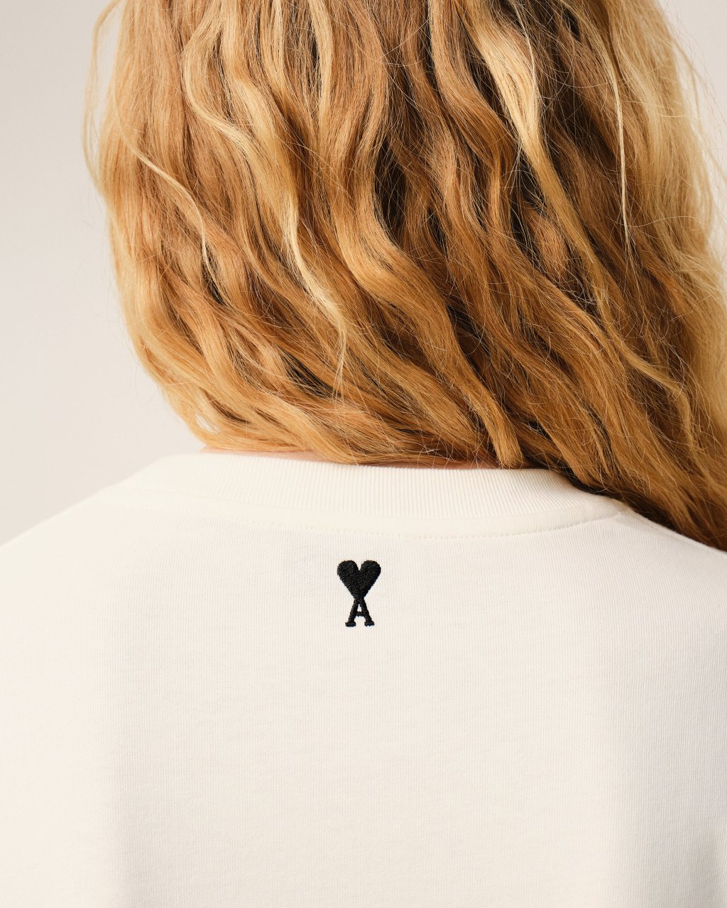 BOXY FIT SHORT SLEEVES TEESHIRT WITH SIGNATURE PRINT AT FRONT IN WHITE CREAM 