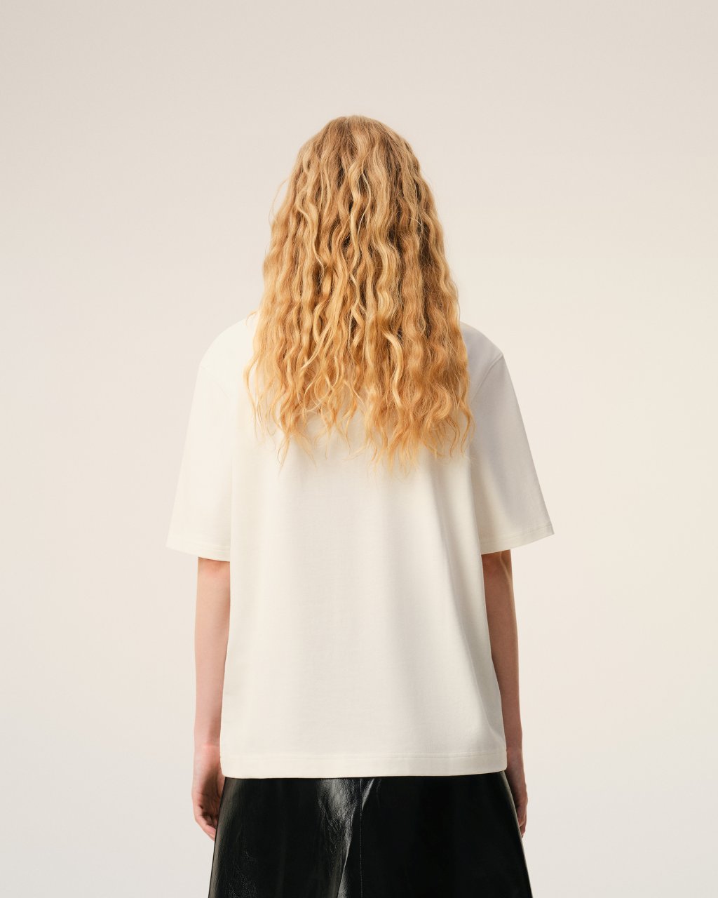 BOXY FIT SHORT SLEEVES TEESHIRT WITH SIGNATURE PRINT AT FRONT IN WHITE CREAM 