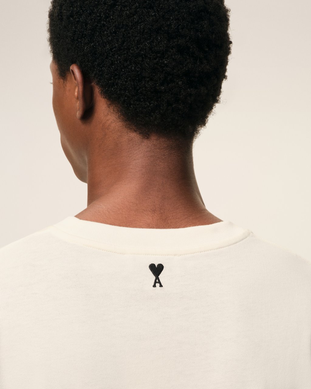 BOXY FIT SHORT SLEEVES TEESHIRT WITH SIGNATURE PRINT AT FRONT IN WHITE CREAM 