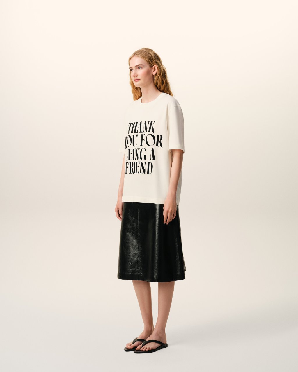 BOXY FIT SHORT SLEEVES TEESHIRT WITH SIGNATURE PRINT AT FRONT IN WHITE CREAM 