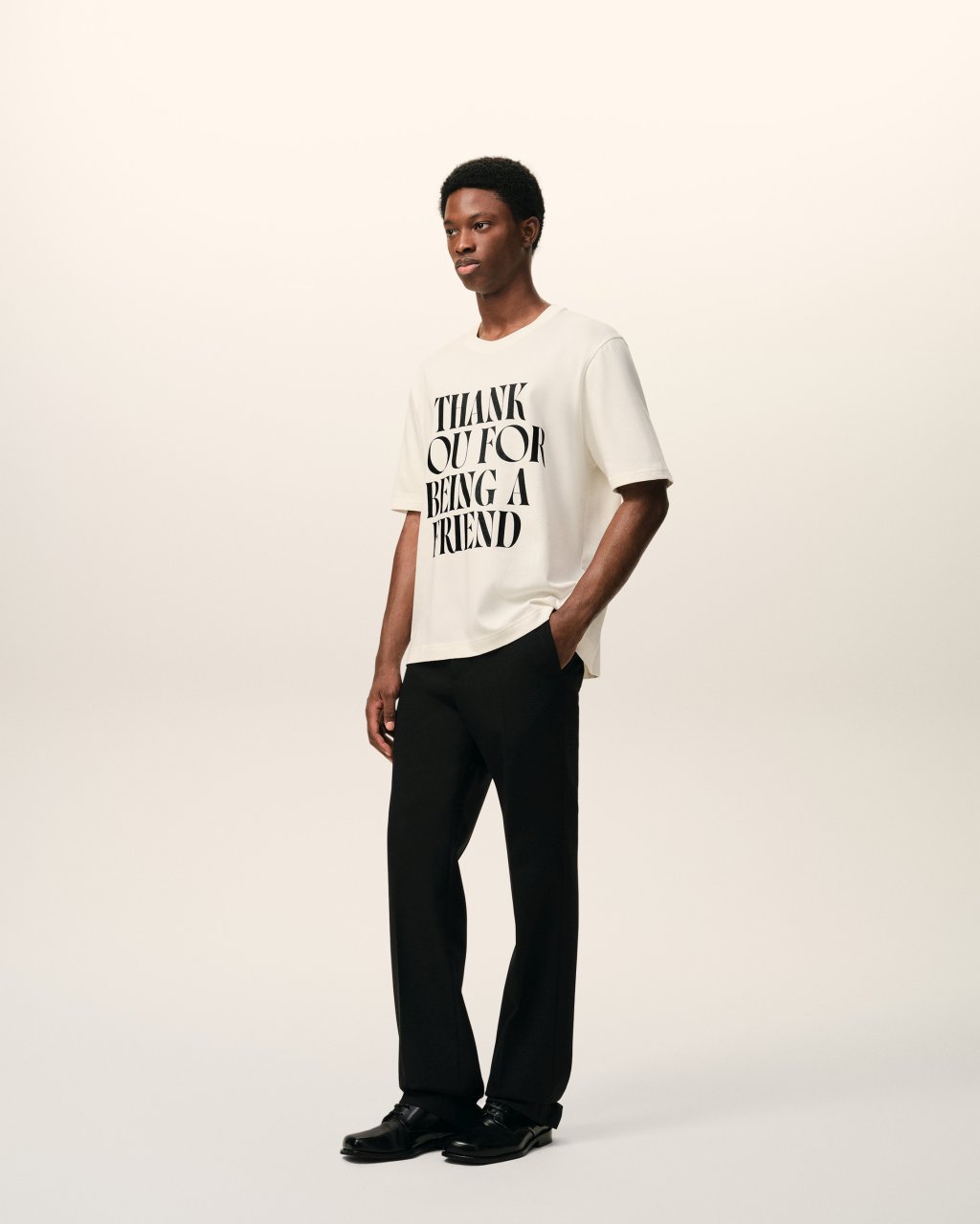BOXY FIT SHORT SLEEVES TEESHIRT WITH SIGNATURE PRINT AT FRONT IN WHITE CREAM 