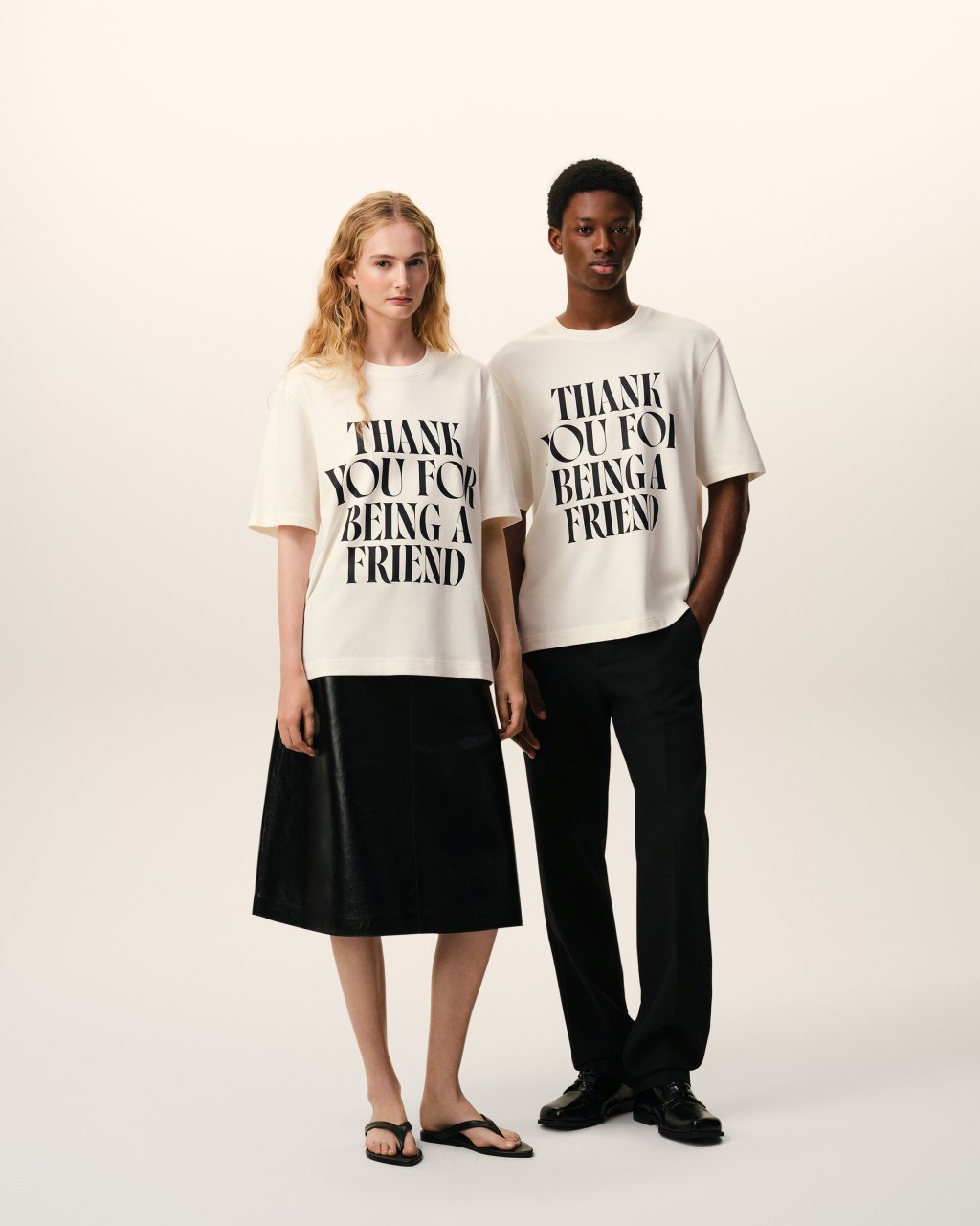 BOXY FIT SHORT SLEEVES TEESHIRT WITH SIGNATURE PRINT AT FRONT IN WHITE CREAM 