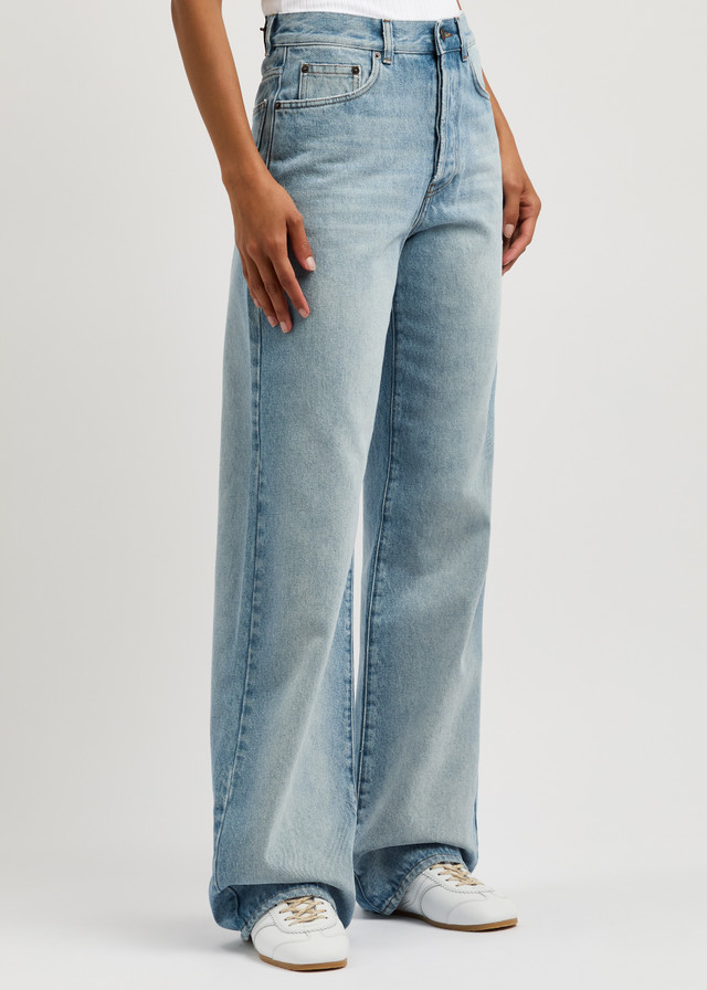 JEANS IN PALE BLUE