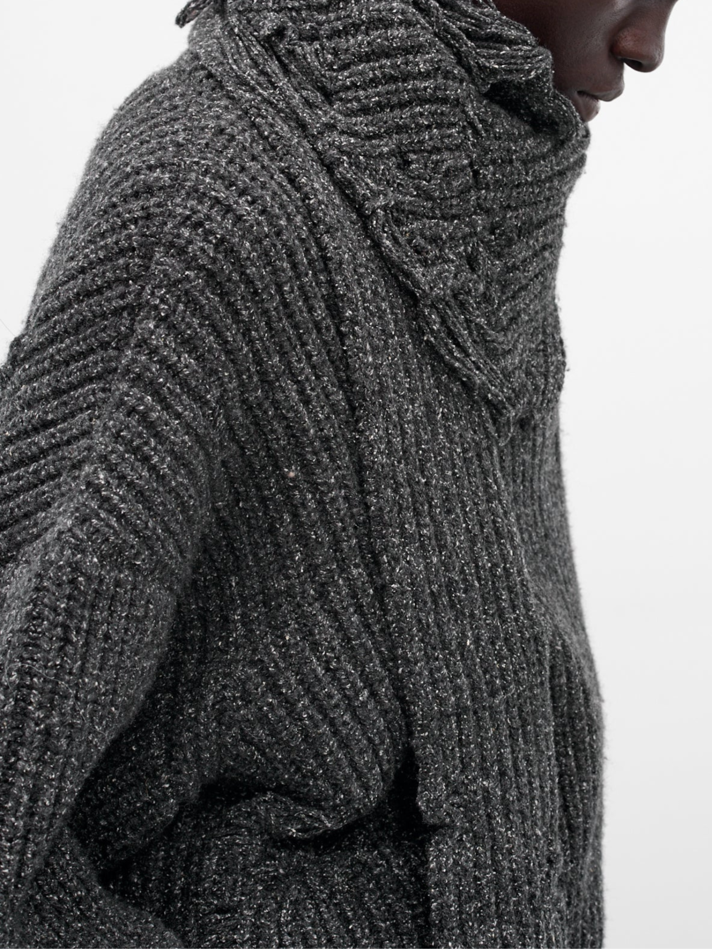 DISTRESSED SWEATER IN BLACK
