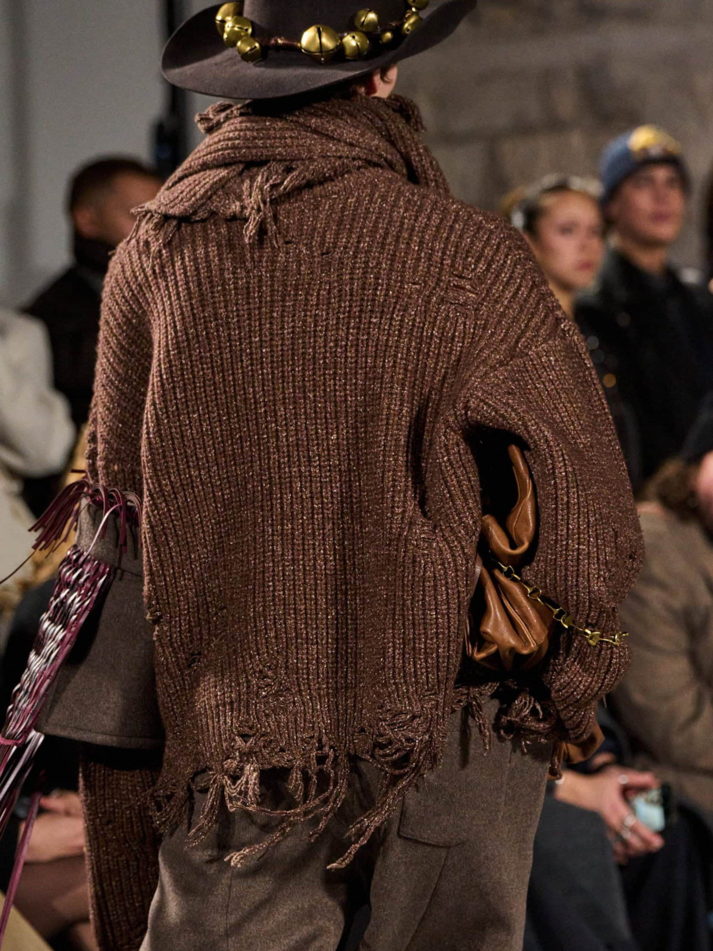 DISTRESSED SWEATER IN BROWN