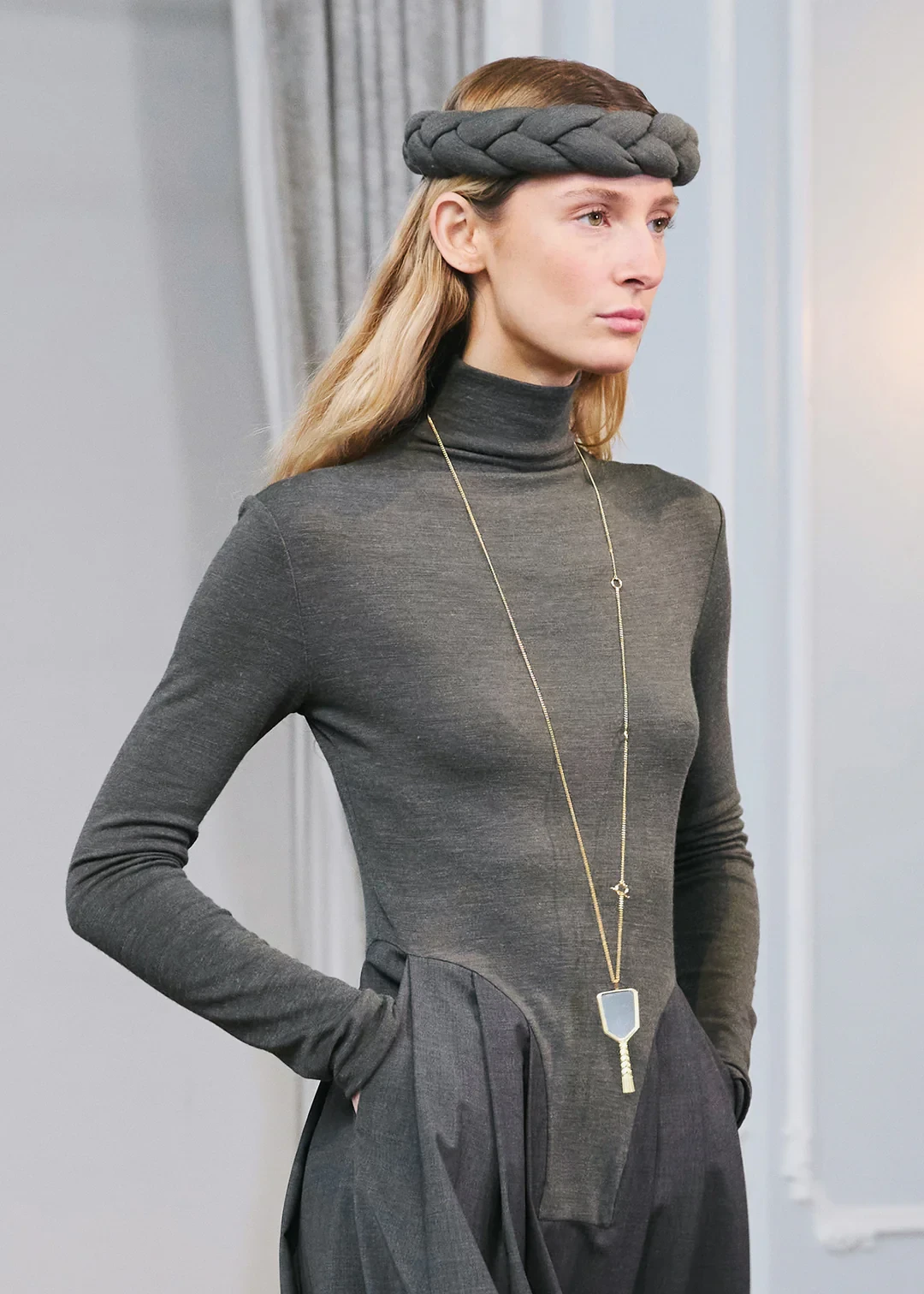 KOSA HEADBAND IN DARK GREY