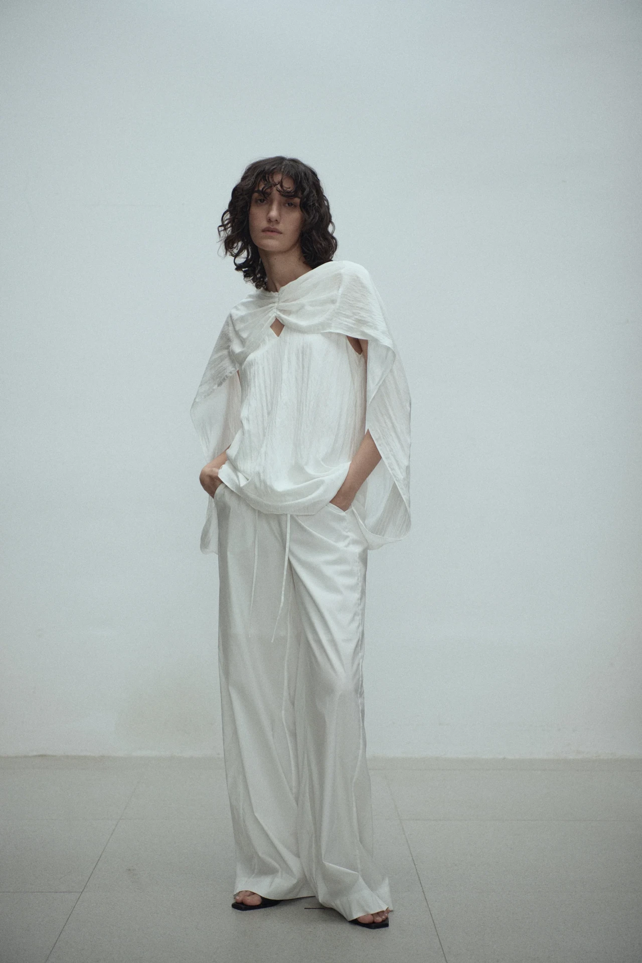 LIBERTY CAPE TOP IN WHITE
