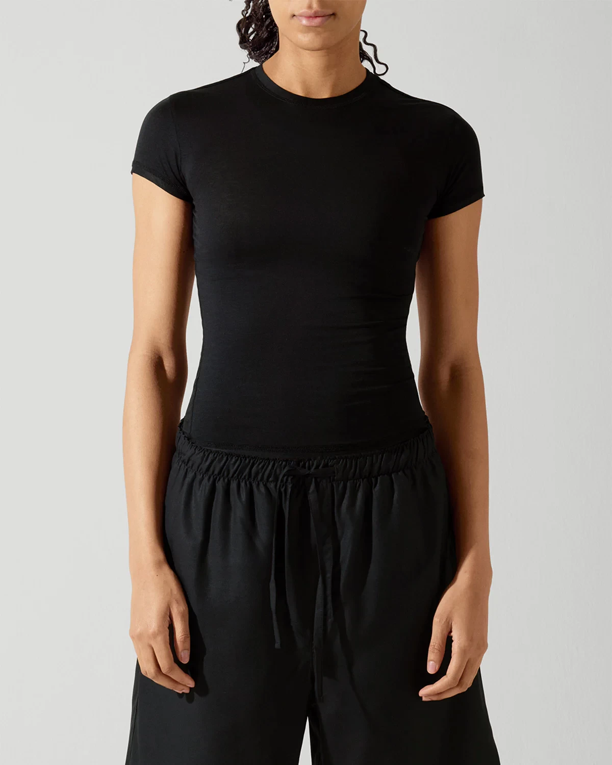 WOMEN LIGHTWEIGHT SHORT SLEEVE T-SHIRT IN BLACK