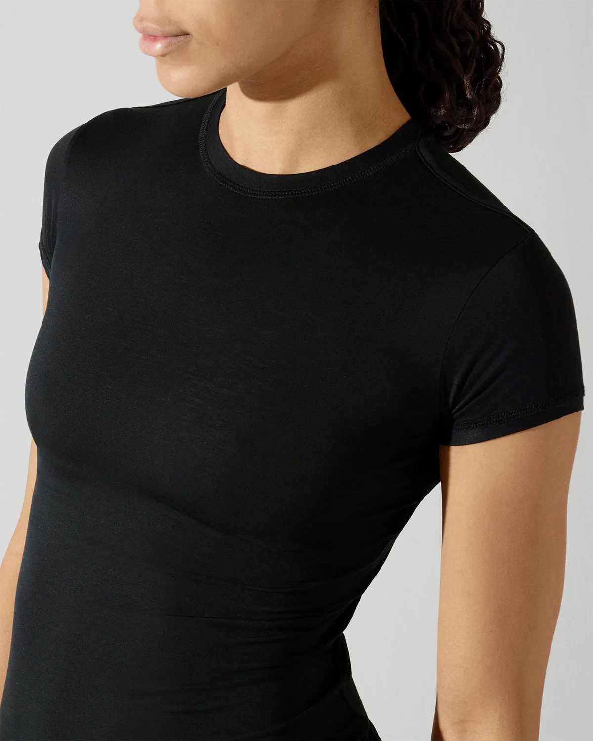 WOMEN LIGHTWEIGHT SHORT SLEEVE T-SHIRT IN BLACK