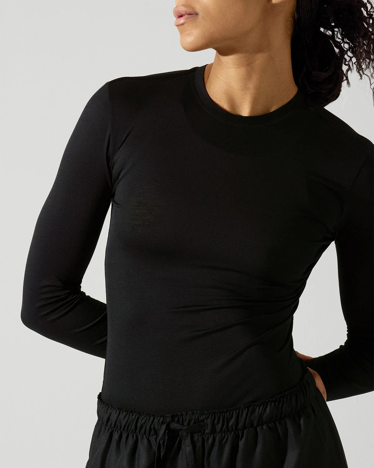 LONG SLEEVE LIGHTWEIGHT T-SHIRT IN BLACK