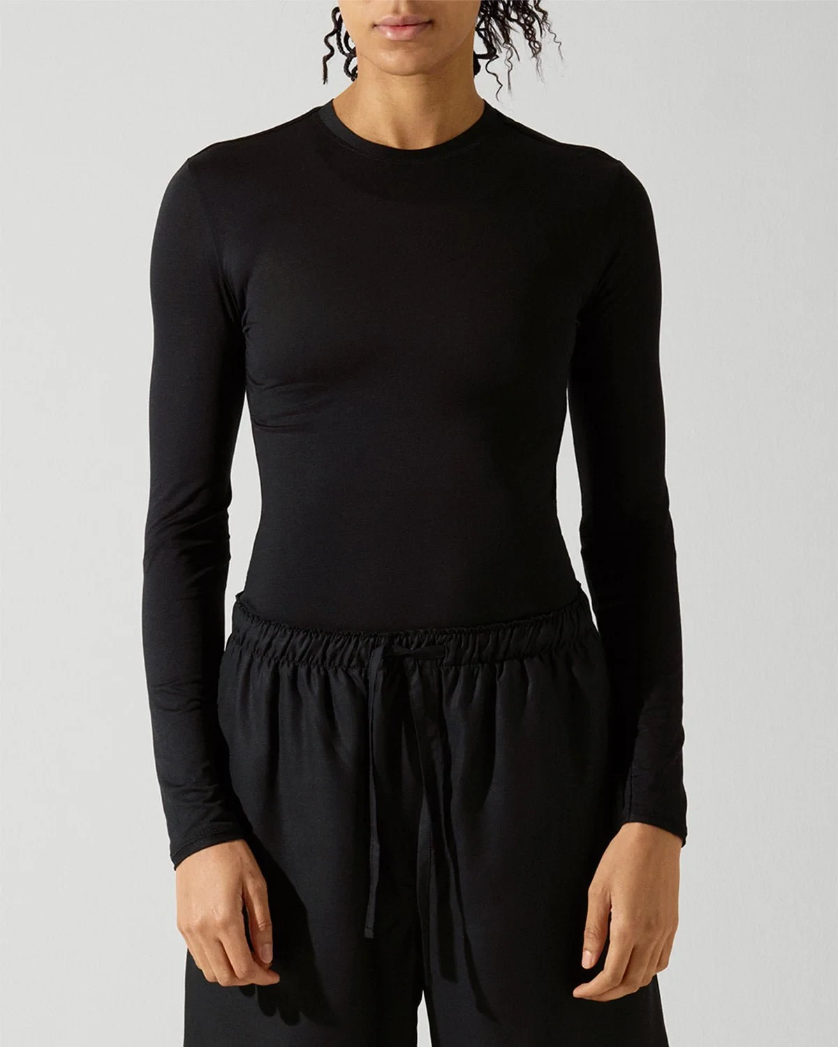 LONG SLEEVE LIGHTWEIGHT T-SHIRT IN BLACK