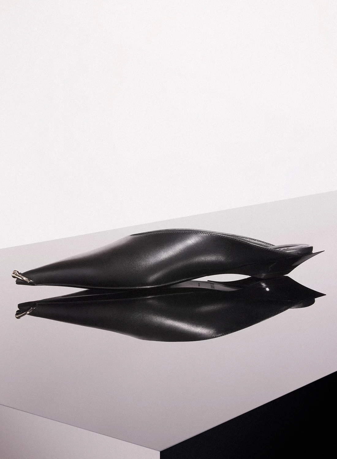 PIERCING POINTY FLAT CALFSKIN BLACK