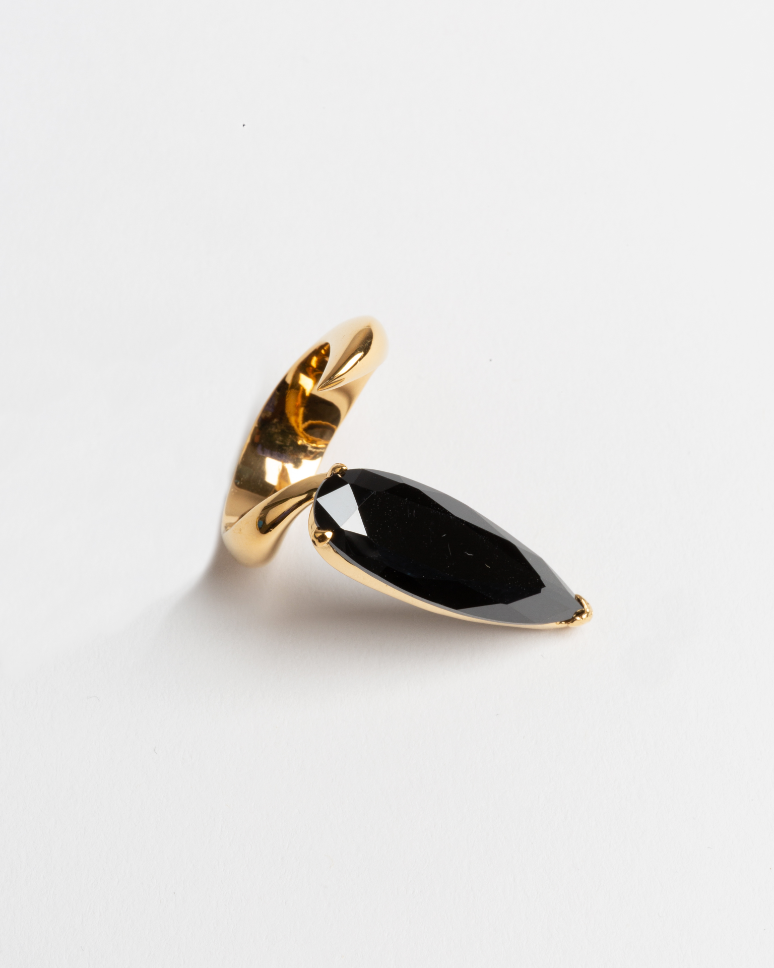 SHARP ALIEN RING IN BLACK