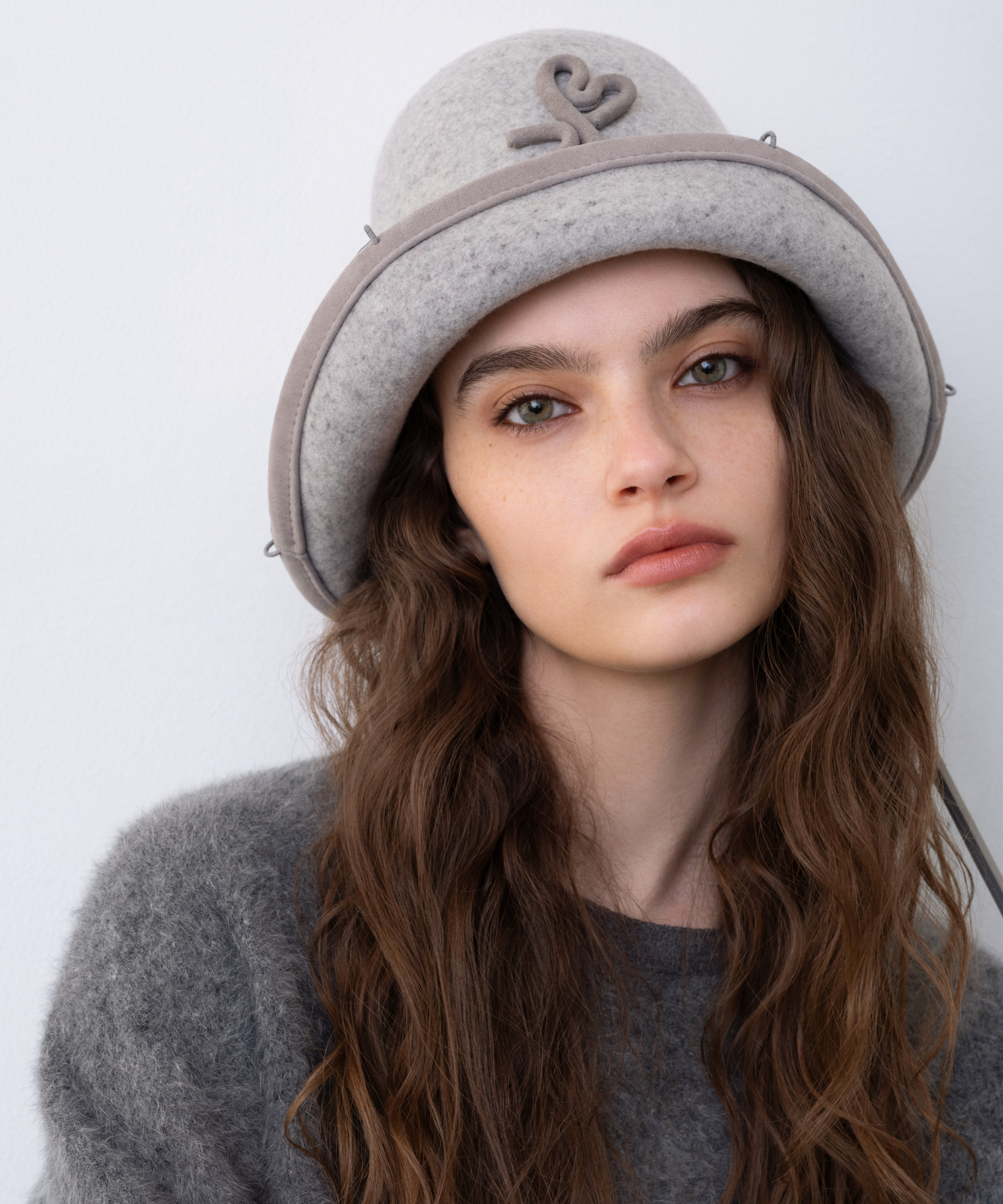 THE HATBAG IN GREY