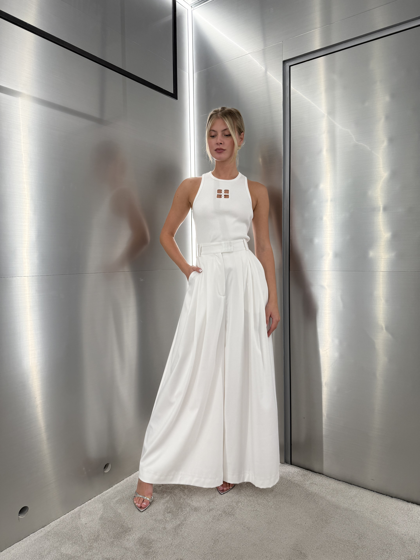 WIDE TROUSERS WITH BRA CLOSURE IN IVORY