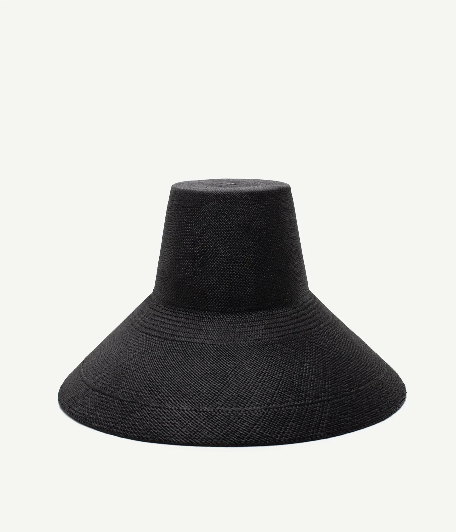 WIDE-BRIMMED STRAW HAT
