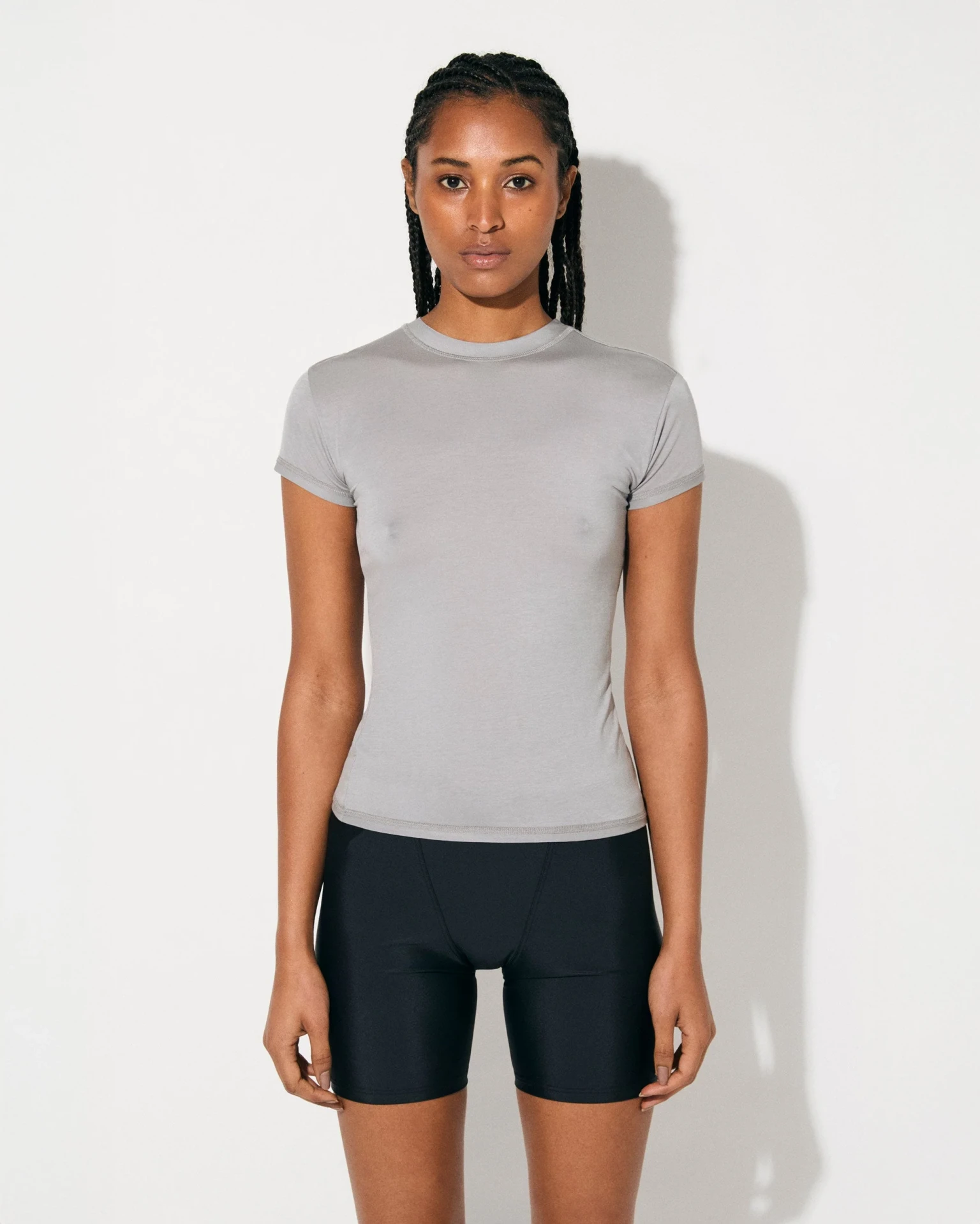 WOMEN SHORT SLEEVE LIGHTWEIGHT T-SHIRT IN CEMENT