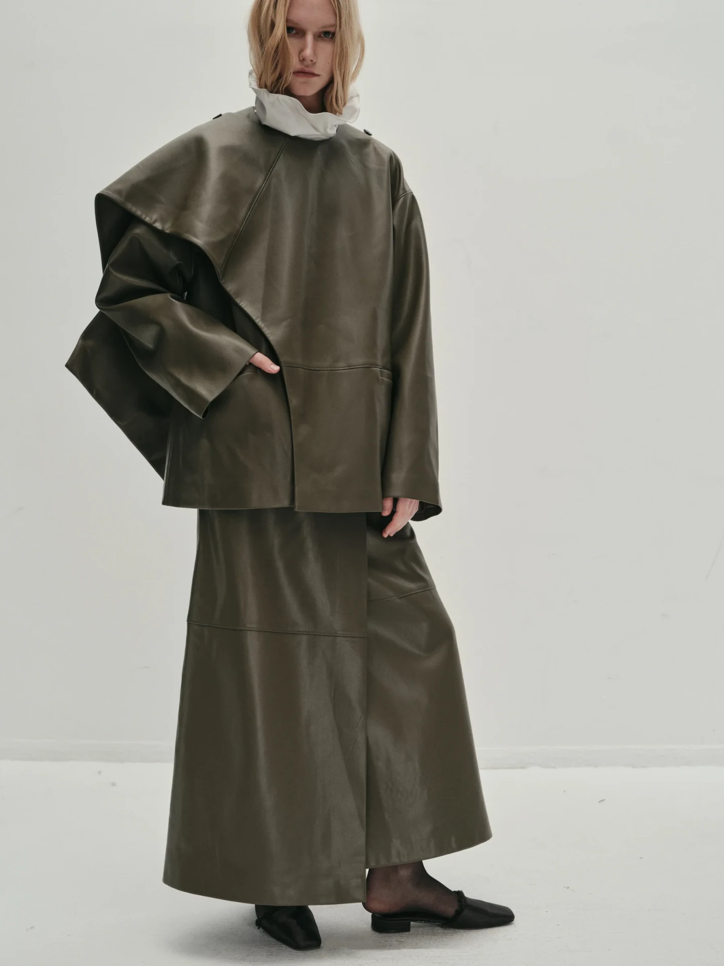 ARAKI LEATHER SKIRT IN GREEN