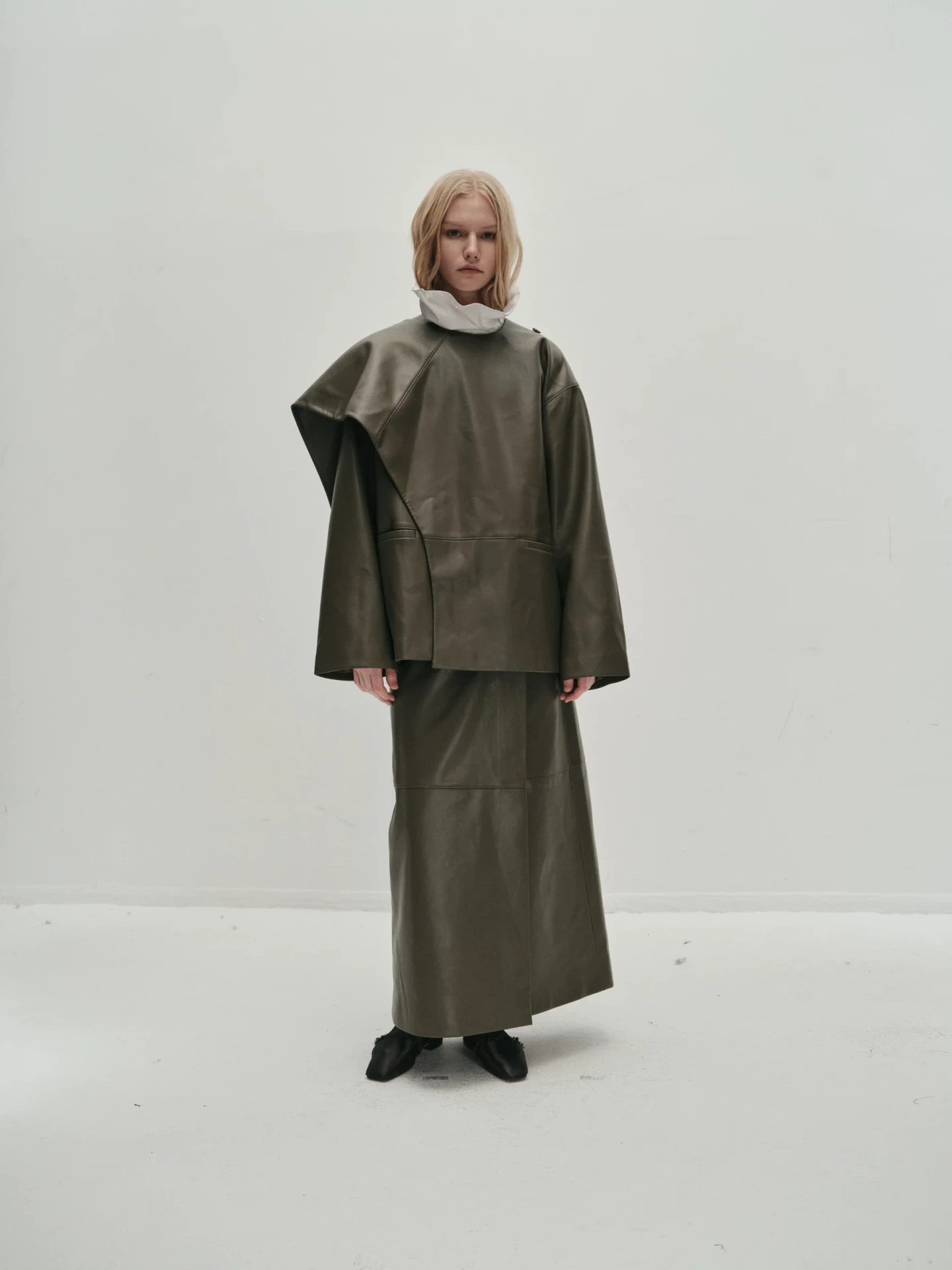 ARAKI LEATHER SKIRT IN GREEN