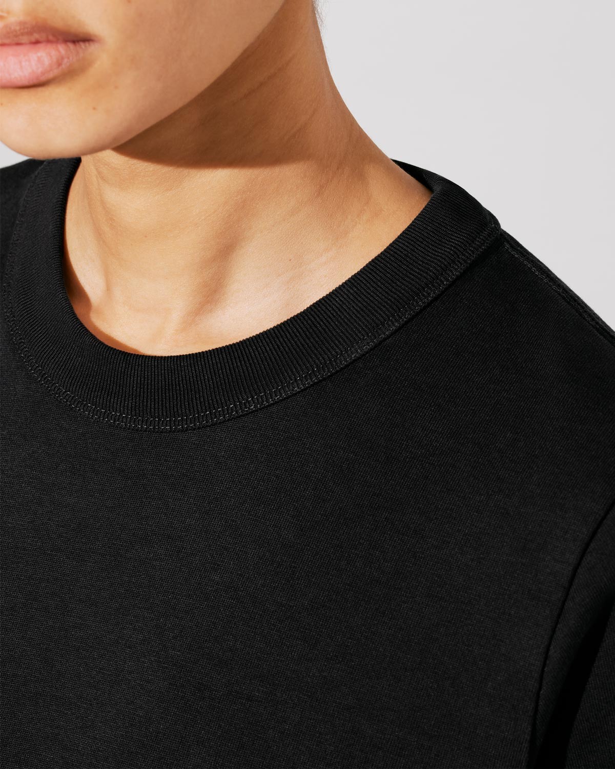 W - T-SHIRT HEAVYWEIGHT IN BLACK