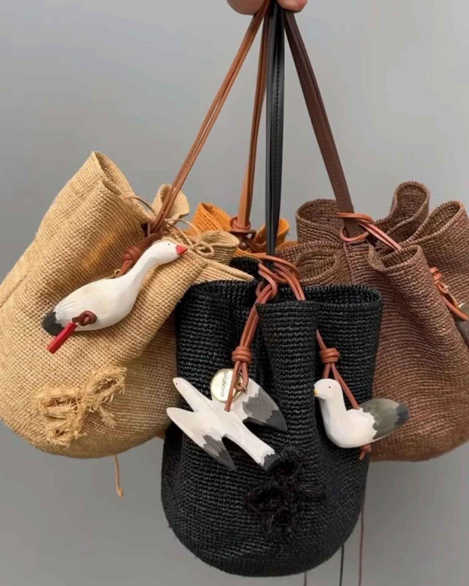 BAG CHARM: FLYING SEABIRD IN WHITE/GREY/BROWN