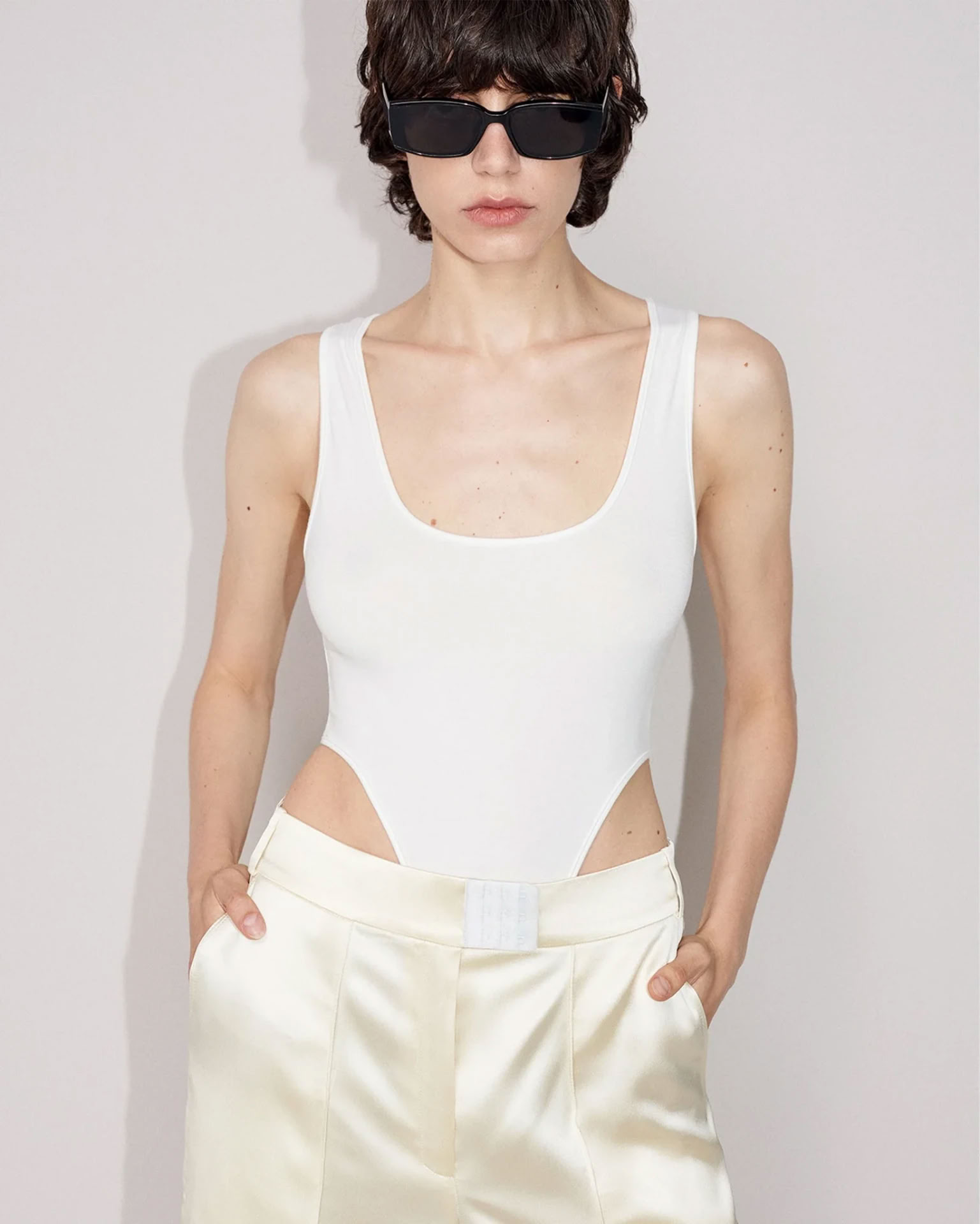 BRA CLOSURE TROUSERS IN CREME BRULEE