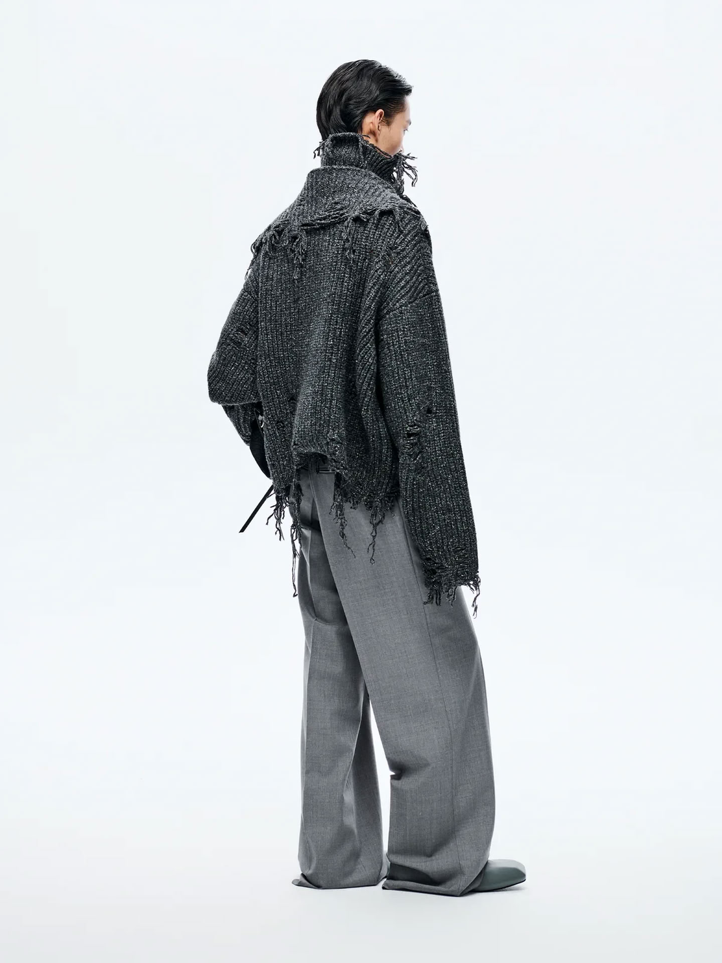 DISTRESSED SWEATER IN BLACK 