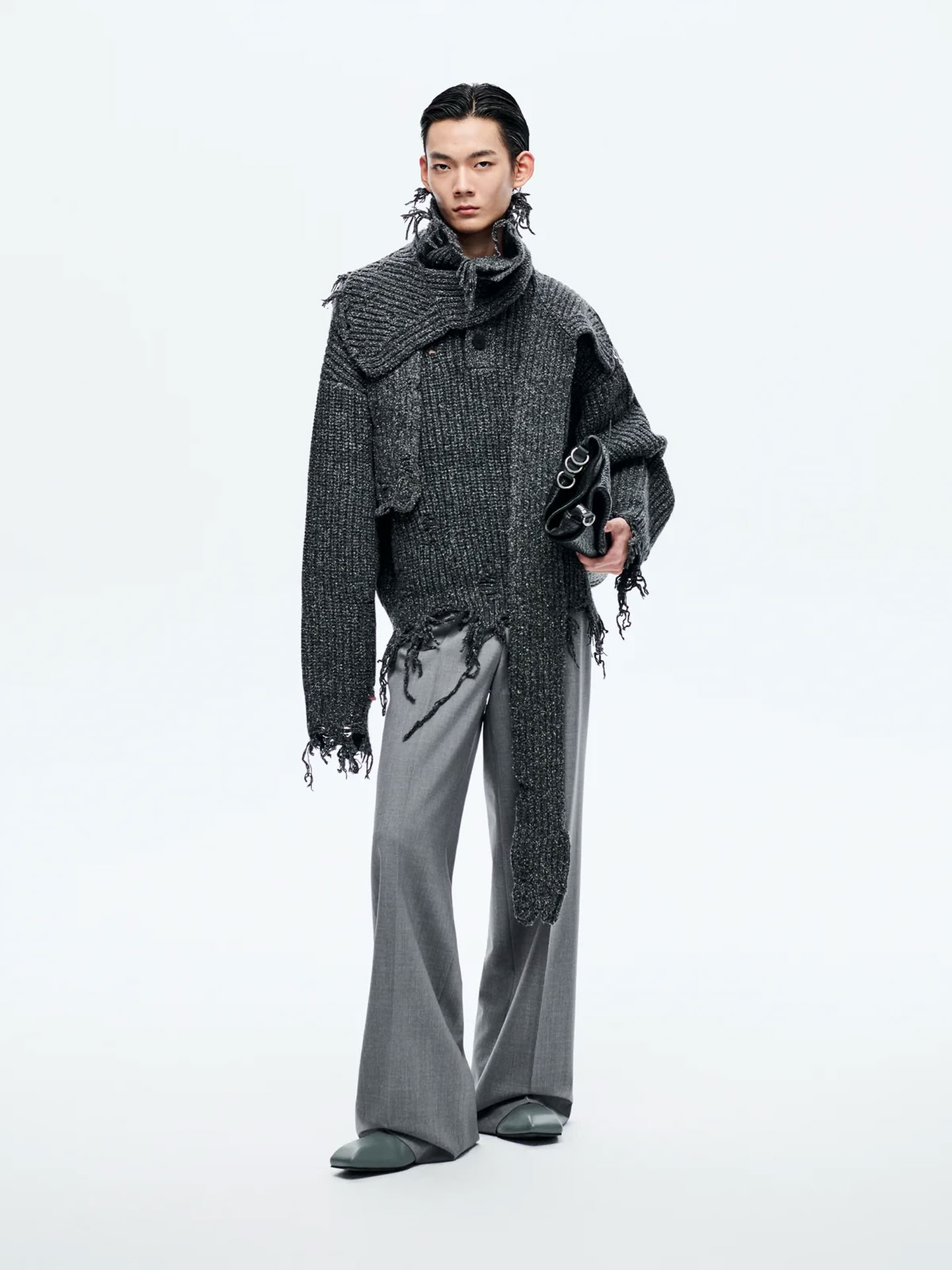 DISTRESSED SWEATER IN BLACK 