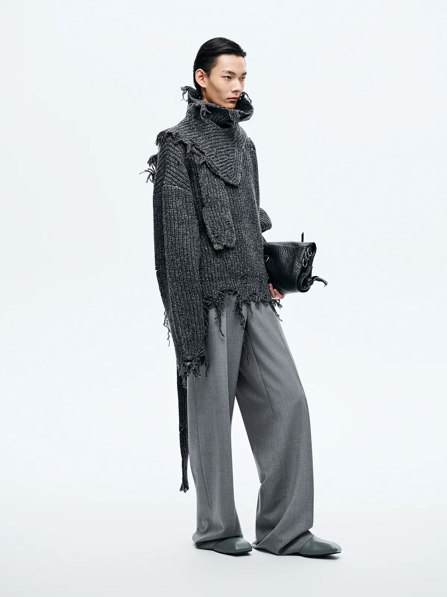 DISTRESSED SWEATER IN BLACK 