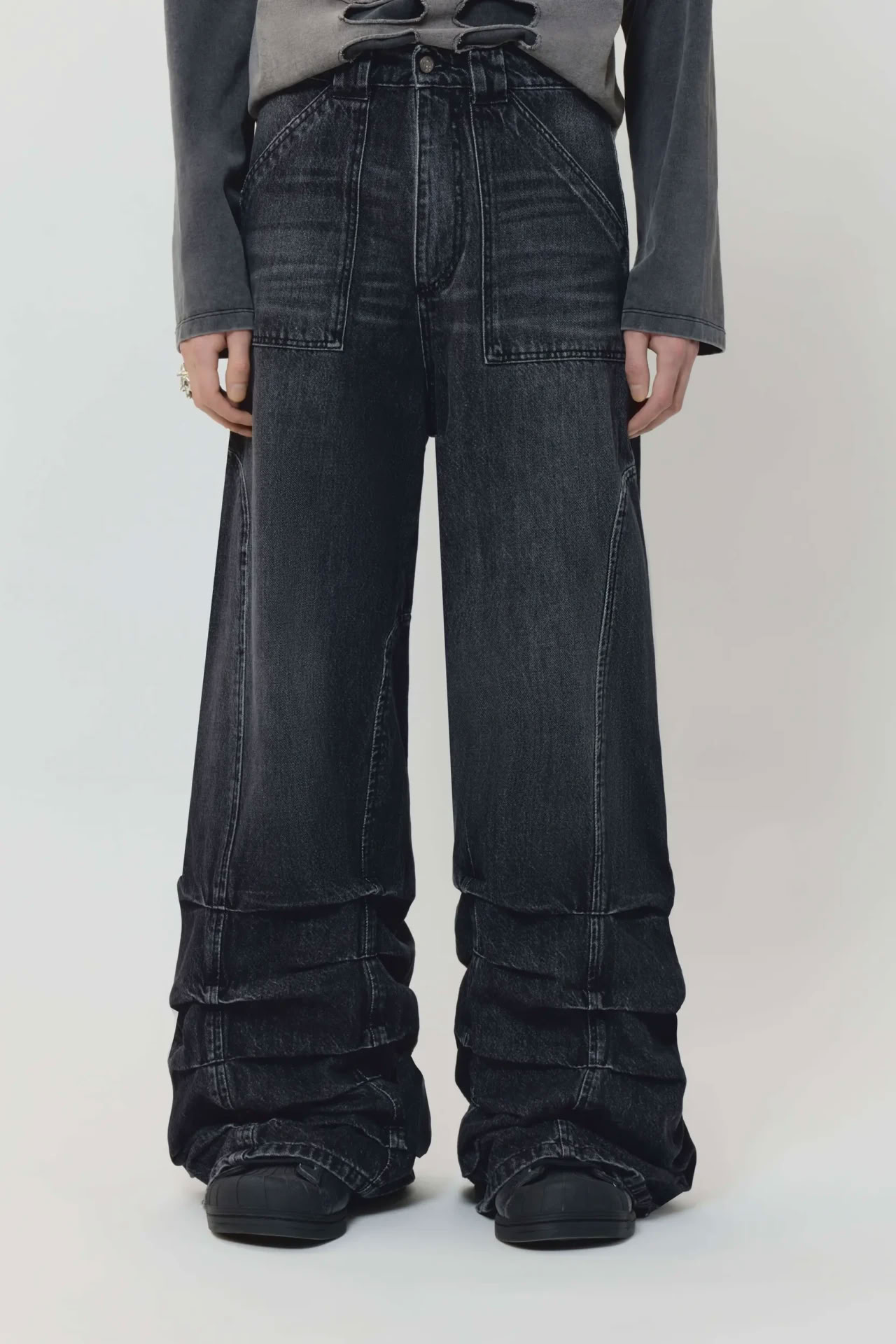 AVAVAV SMOCK DETAILED JEANS IN WASHED BLACK