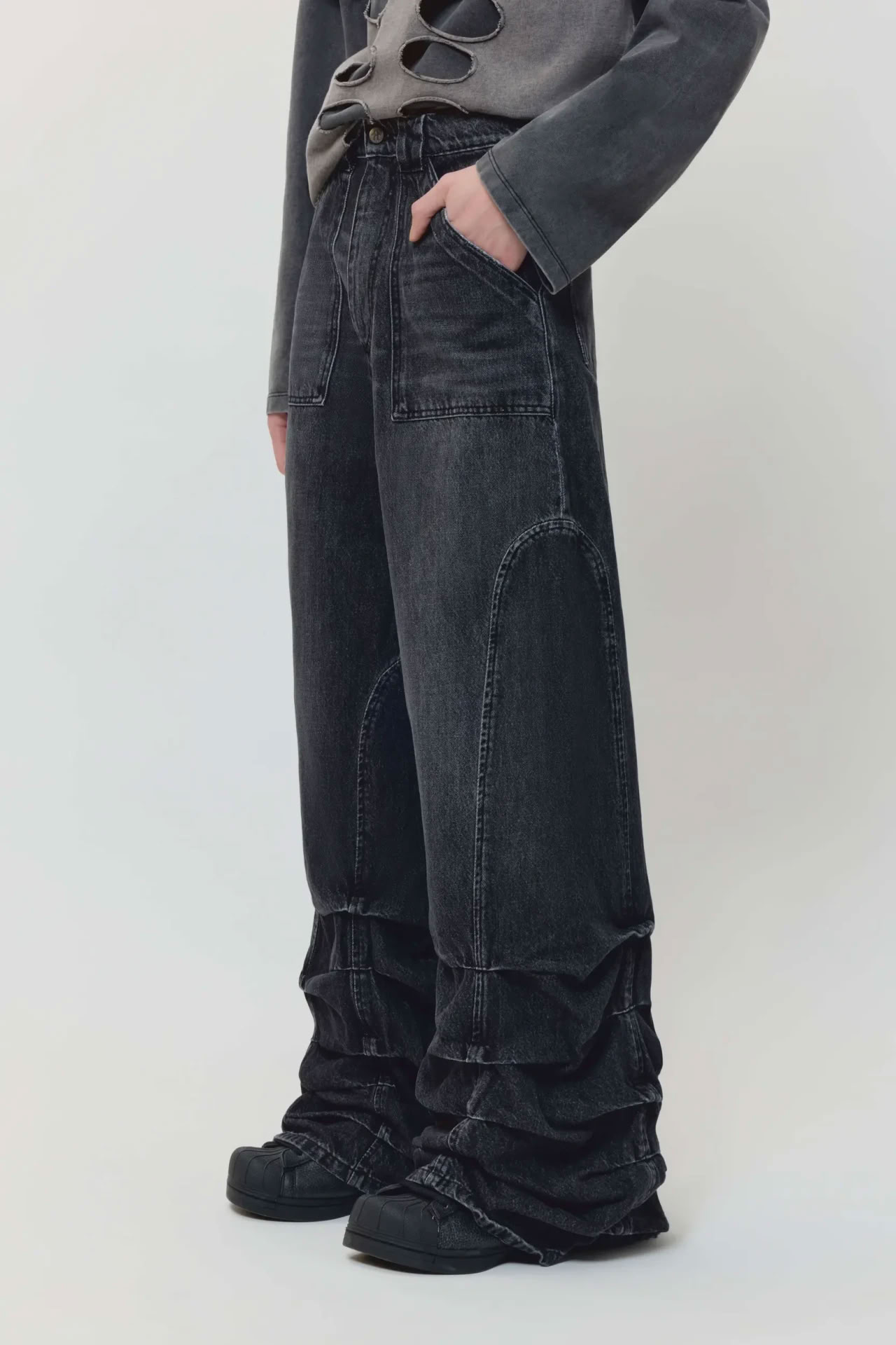 AVAVAV SMOCK DETAILED JEANS IN WASHED BLACK
