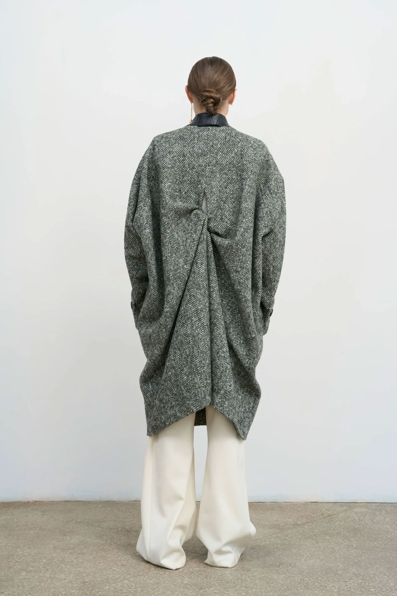 WOOL COAT WITH TWISTED BACK