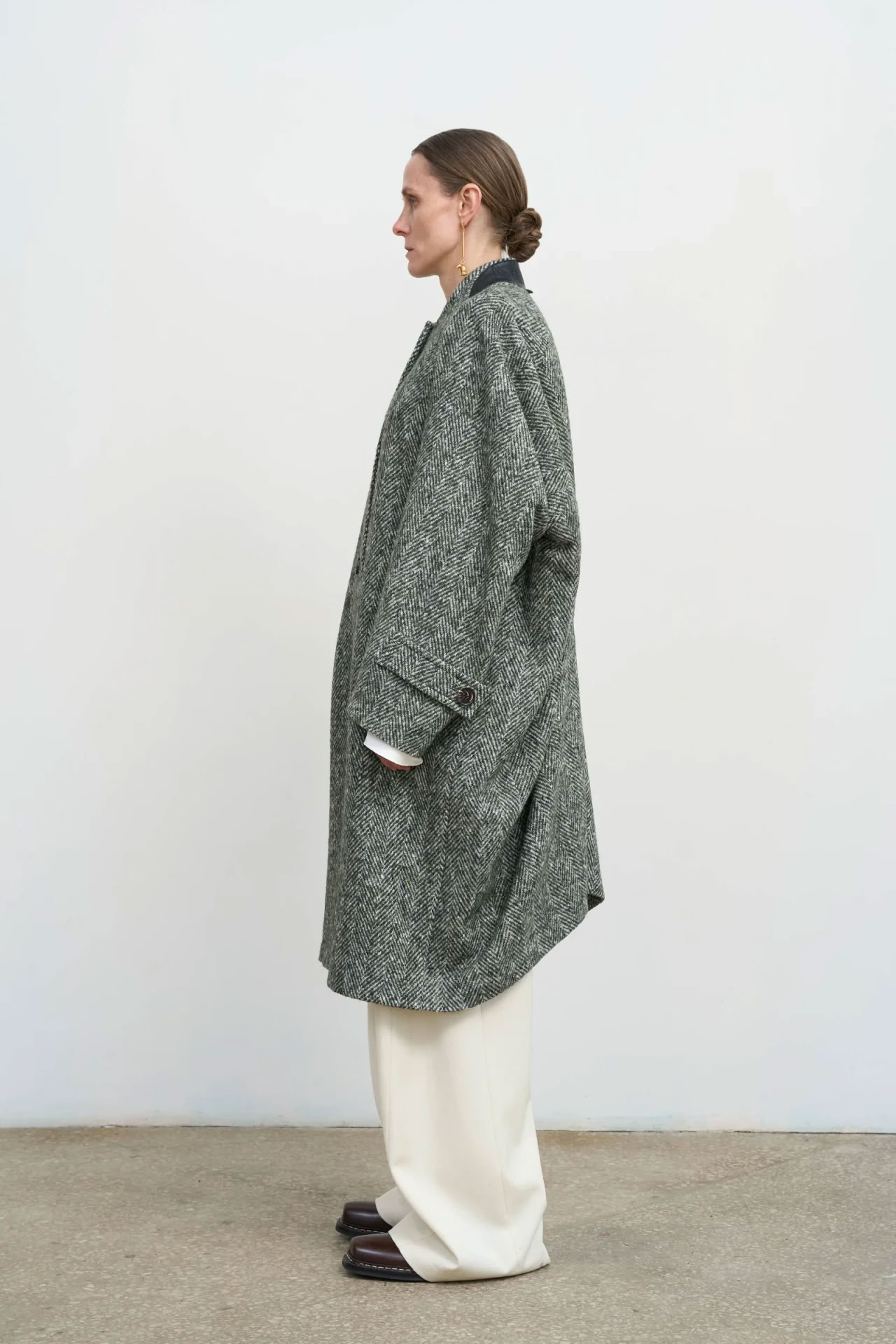 WOOL COAT WITH TWISTED BACK