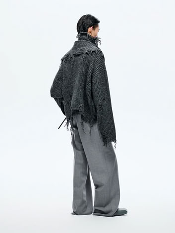 DISTRESSED SWEATER IN BLACK 