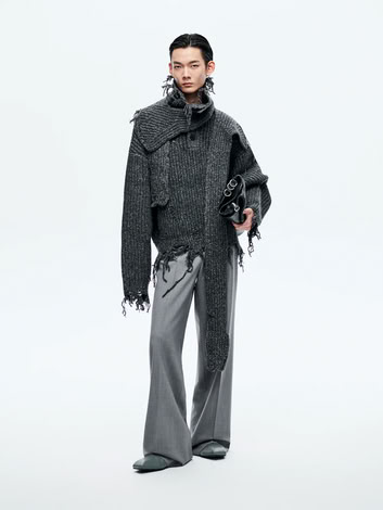 DISTRESSED SWEATER IN BLACK 